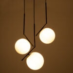 GloboStar® MONROE 00952 Μοντέρνο Κρεμαστό Φωτιστικό Μπάλα Τρίφωτο 3 x E27 IP20 Μαύρο Μέταλλο με Λευκό Γυαλί - Μ60 x Π60 x Υ50cm - Image 3