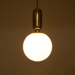 GloboStar® ESTETICO 61492 Μοντέρνο Κρεμαστό Φωτιστικό Μπάλα Μονόφωτο 1 x E27 IP20 Λευκό Γυαλί με Χρυσό Μέταλλο - Μ20 x Π20 x Υ38cm - Image 9