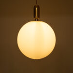 GloboStar® ESTETICO 61494 Μοντέρνο Κρεμαστό Φωτιστικό Μπάλα Μονόφωτο 1 x E27 IP20 Λευκό Γυαλί με Χρυσό Μέταλλο - Μ40 x Π40 x Υ58cm - Image 9
